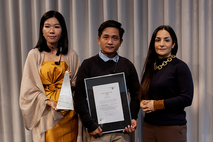 Bild på representanter för Sithar Chhim och kulturminister Parisa Liljestrand