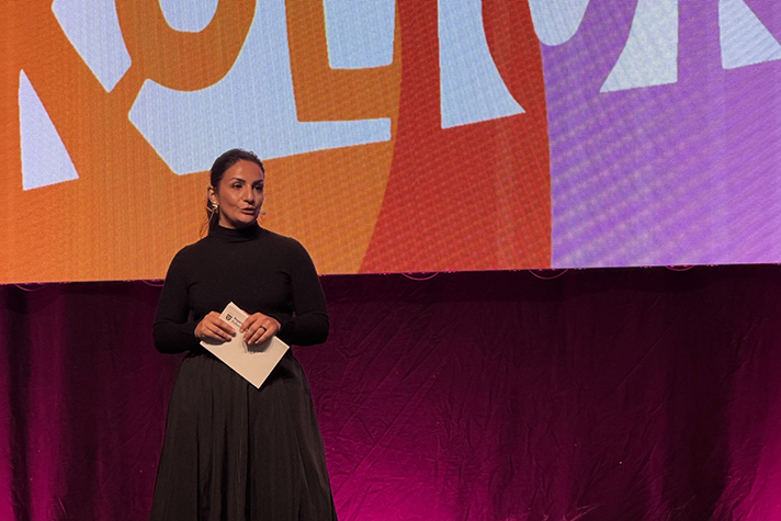 Kulturminister Parisa Liljestrand står på en scen och håller tal.