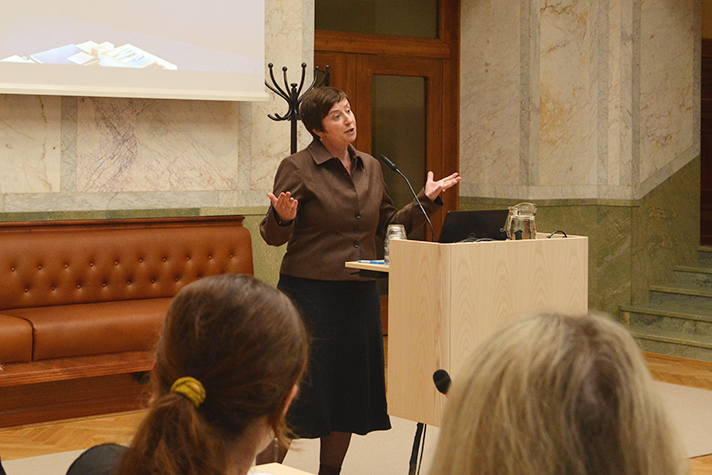 Katherine Hauptman från Sveriges museum om Förintelsen presenterar.