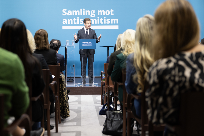 Statsminister Ulf Kristersson vid en talarstol