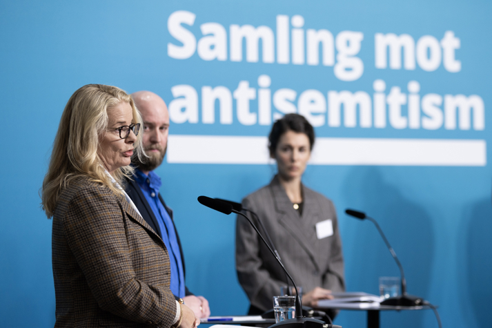 Delar av panelen vid sina talarbord