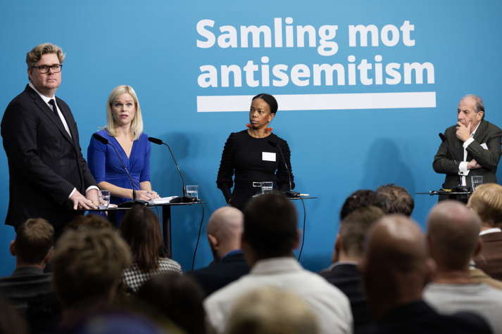 En del av panelen vid sina talarstolar