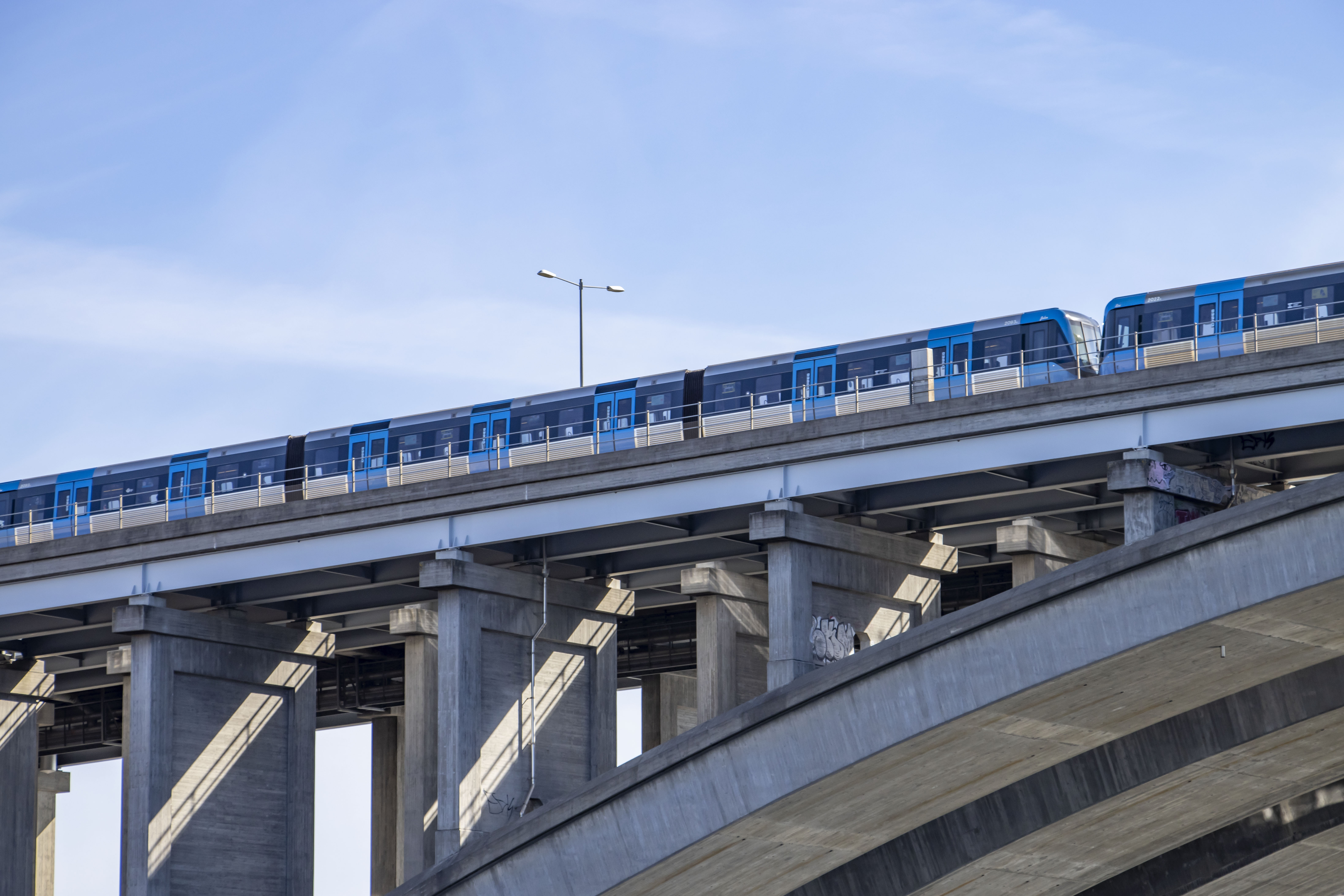 ett tåg som åker på en järnvägsbro