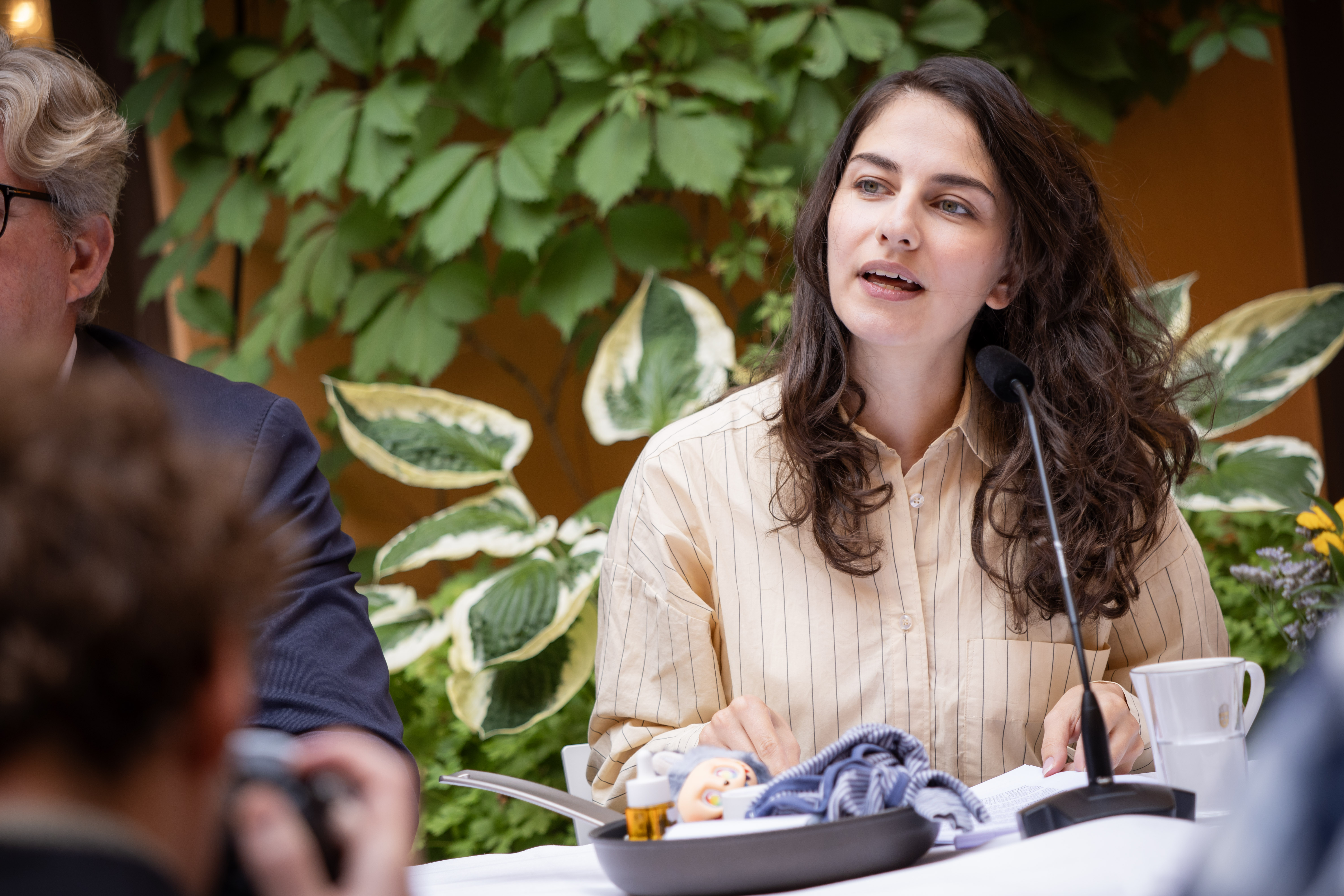 Klimat- och miljöminister Romina Pourmokhtari under regeringens sommarfika den 23 juli.