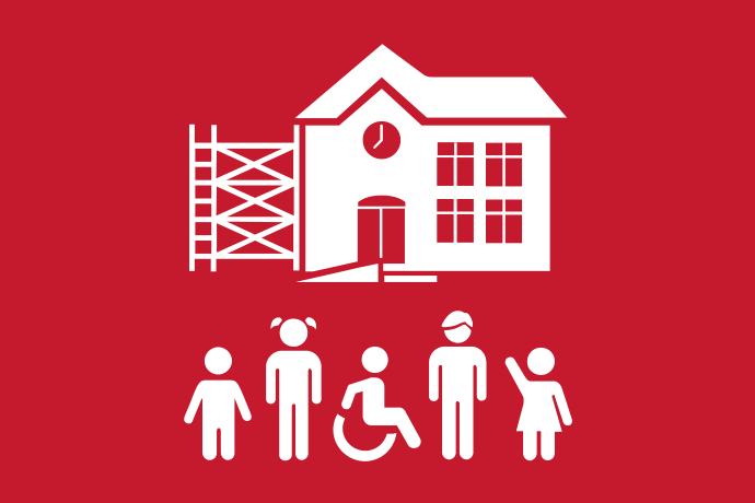 Mörkröd bakgrund vita illustrationer, fem barn i olika åldrar framför en skolbyggnad, fyra står och en sitter i rullstol.