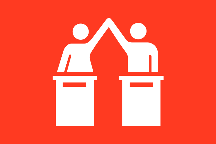 Rödorange bakgrund vita illustrationer, två personer står i var sin talarstol, håller varann i handen med armarna lyfta mot himlen. Ena personen bär klänning.