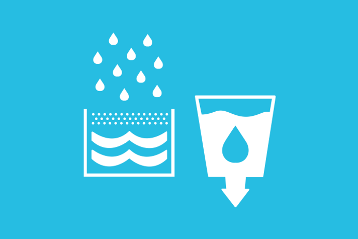 Ljusblå bakgrund vita illustrationer, till vänster en sötvattenreservoar som det regnar på, till höger ett vattenglas med en nedåtpekande pil i botten.