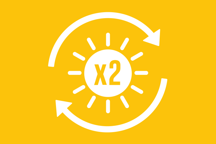 Gul bakgrund vita illustrationer, i mitten en sol med ett gångertecken och siffran två i mitten. Överst en halvcirkelformad pil åt höger, underst en halvcirkelformad pil åt vänster
