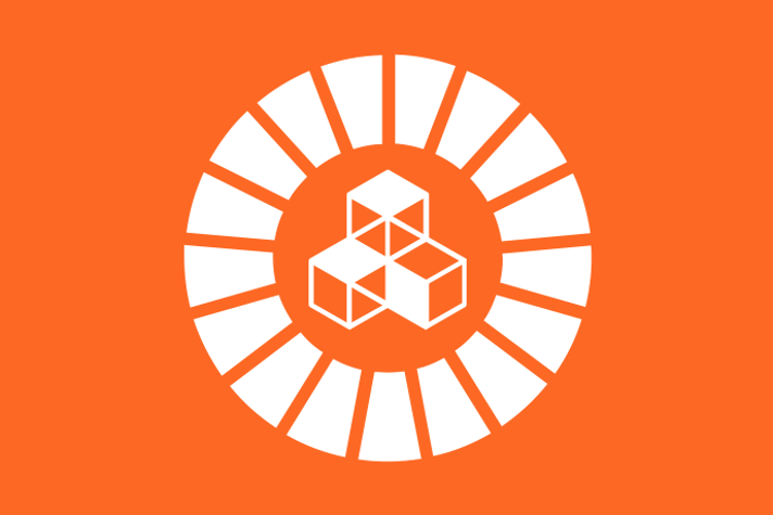 Orange bakgrund vita illustrationer, tre delvis genomskinliga kuber inuti den runda symbolen för Agenda 2030.