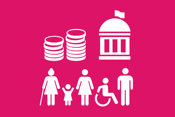 Rosa bakgrund vita illustrationer, överst två staplar mynt och en byggnad för folkvalda. Underst fem personer i olika åldrar, fyra står och en sitter i rullstol.