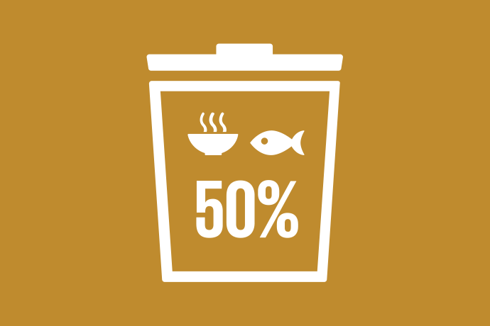 Mörkt senapsgul bakgrund vita illustrationer, en soptunna. I soptunnan en ångande soppskål, en fisk samt siffran 50 tillsammans med ett procenttecken.