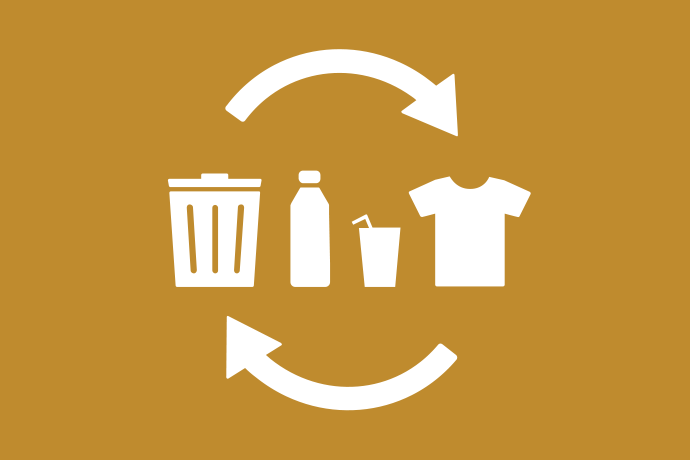 Mörkt senapsgul bakgrund vita illustrationer, mitt i bild finns en soptunna, en flaska, en mugg med sugrör och en t-shirt. Högst upp och längst ner i bild finns två böjda pilar som bildar en cirkel.