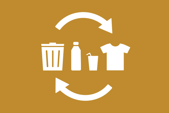 Mörkt senapsgul bakgrund vita illustrationer, mitt i bild finns en soptunna, en flaska, en mugg med sugrör och en t-shirt. Högst upp och längst ner i bild finns två böjda pilar som bildar en cirkel.