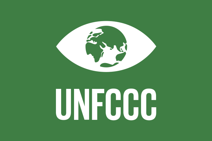 Mörkgrön bakgrund vita illustrationer, bokstäverna UNFCCC under ett öga med en jordglob som pupill. UNFCCC är en förkortning för United Nations  Framework Convention on Climate Change, ett internationellt miljöfördrag som antogs på Rio-konferensen i Brasilien 9 maj 1992.