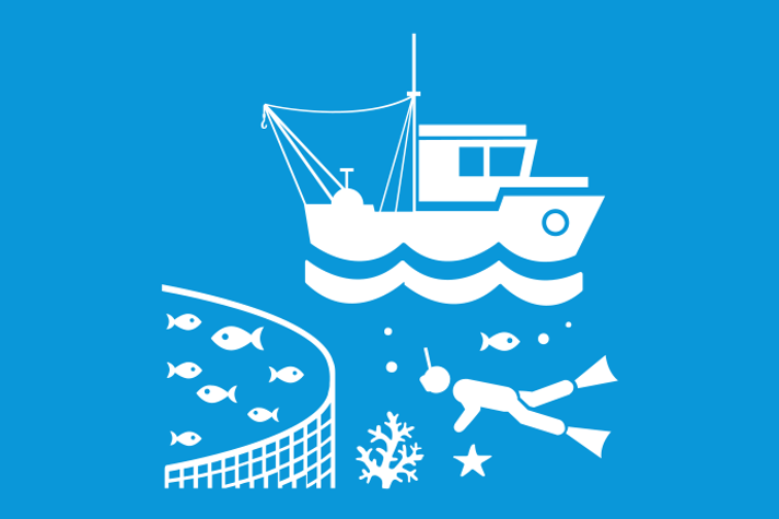 Ljusblå bakgrund vita illustrationer, en fiskodling, en fiskebåt och en dykare. Dykaren simmar vid en fisk, en sjöstjärna, små vattenlevande organismer och en växt.