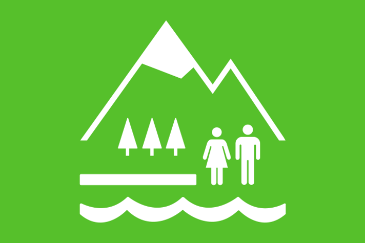 Limegrön bakgrund vita illustrationer, i bakgrunden en snöklädd och en bar bergstopp. Tre granar växer nedanför ena bergstoppen, två personer står nedanför den andra bergstoppen och ser ut över en vattenyta.