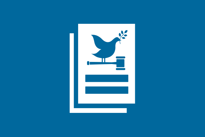 Blå bakgrund vita illustrationer, en bok. På bokomslaget ett likhetstecken och en fredsduva som sitter på en ordförandeklubba.