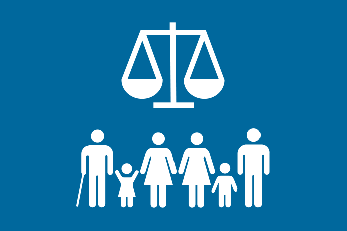 Blå bakgrund vita illustrationer, sex personer i olika åldrar som står tillsammans under en balansvåg med två skålar.