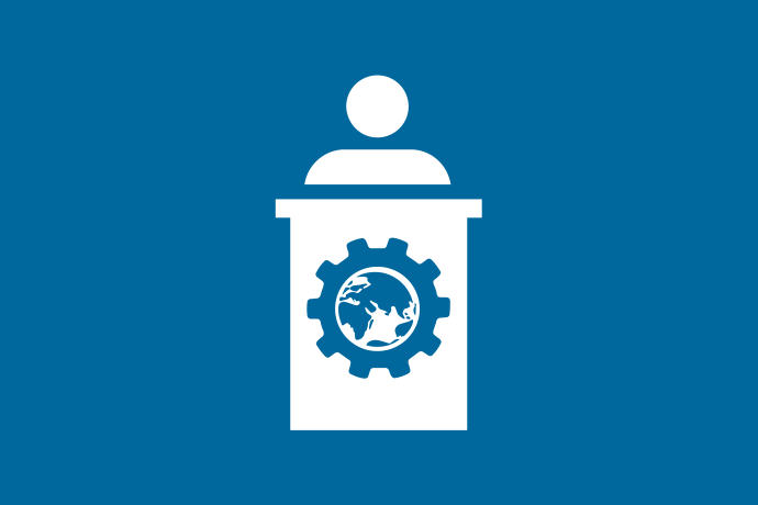 Blå bakgrund vita illustrationer, en talarstol med en talare. På talarstolens framsida ett kugghjul med en jordglob i.