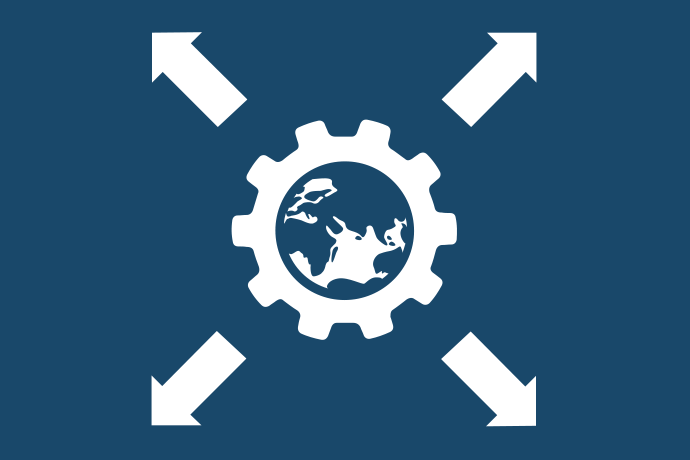 Marinblå bakgrund vita illustrationer, ett kugghjul omgärdat av fyra pilar som pekar bort från kugghjulet. I kugghjulet en jordglob.