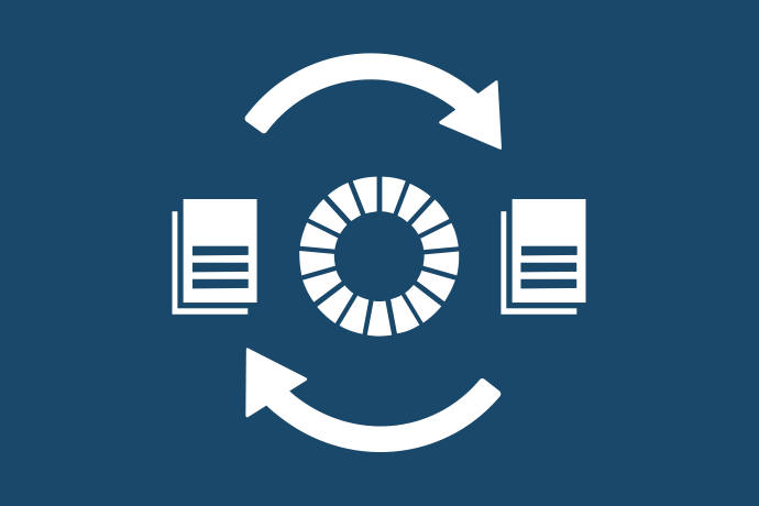 Marinblå bakgrund vita illustrationer, den runda symbolen för Agenda 2030 med en bok på var sida. Högst upp och längst ner i bild finns två böjda pilar som bildar en cirkel.