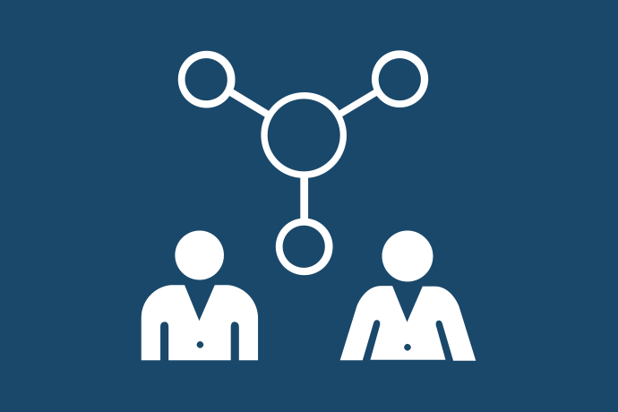 Marinblå bakgrund vita illustrationer, nedtill två personer klädda i laboratorierockar. Överst tre mindre cirklar sammanlänkade med en större cirkel i en molekylliknande figur.