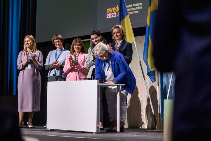 Foto av Camilla Waltersson Grönwall, socialtjänstminister när hon skriver under deklarationen.
