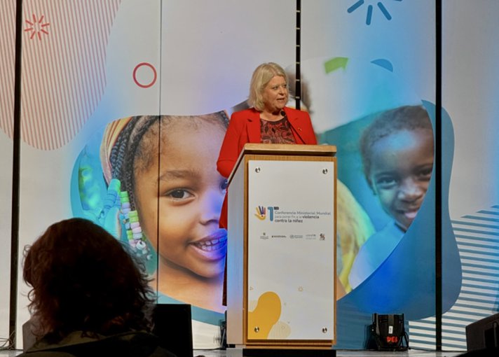 Socialtjänstministern talar på konferensen