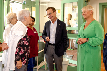 Statsminister Ulf Kristersson och äldre- och socialförsäkringsminister Anna Tenje besöker vård- och omsorgsboendet Kungsgården i Kungsängen.