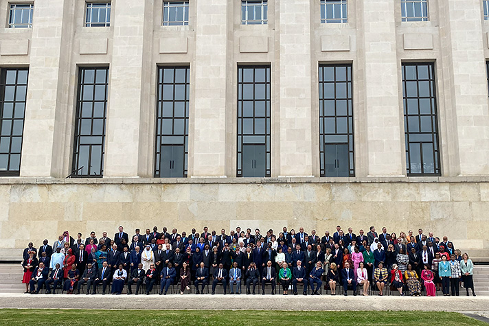 Nästan hundra personer uppställda på en trappa framför en pampig byggnad