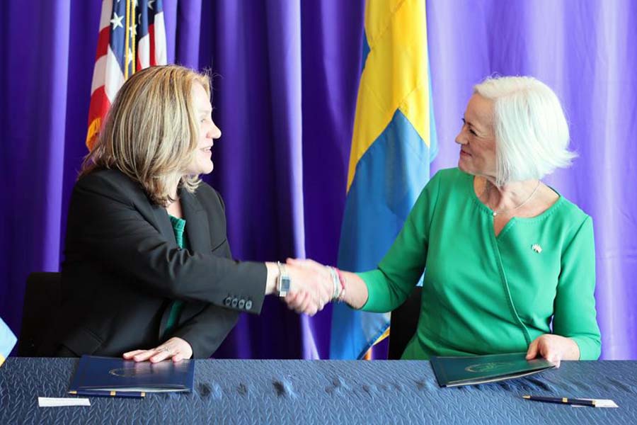 Deputy Secretary for Health and Human Services, Andrea Palm, and Minister for Health Care, Acko Ankarberg Johansson, signing the agreement.