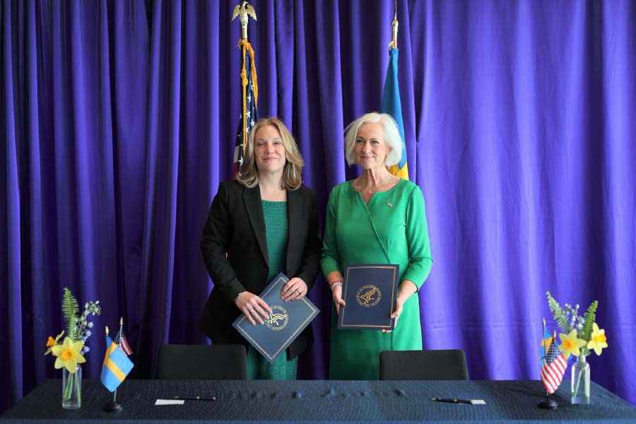 Deputy Secretary for Health and Human Services, Andrea Palm, and Minister for Health Care, Acko Ankarberg Johansson, signing the agreement.