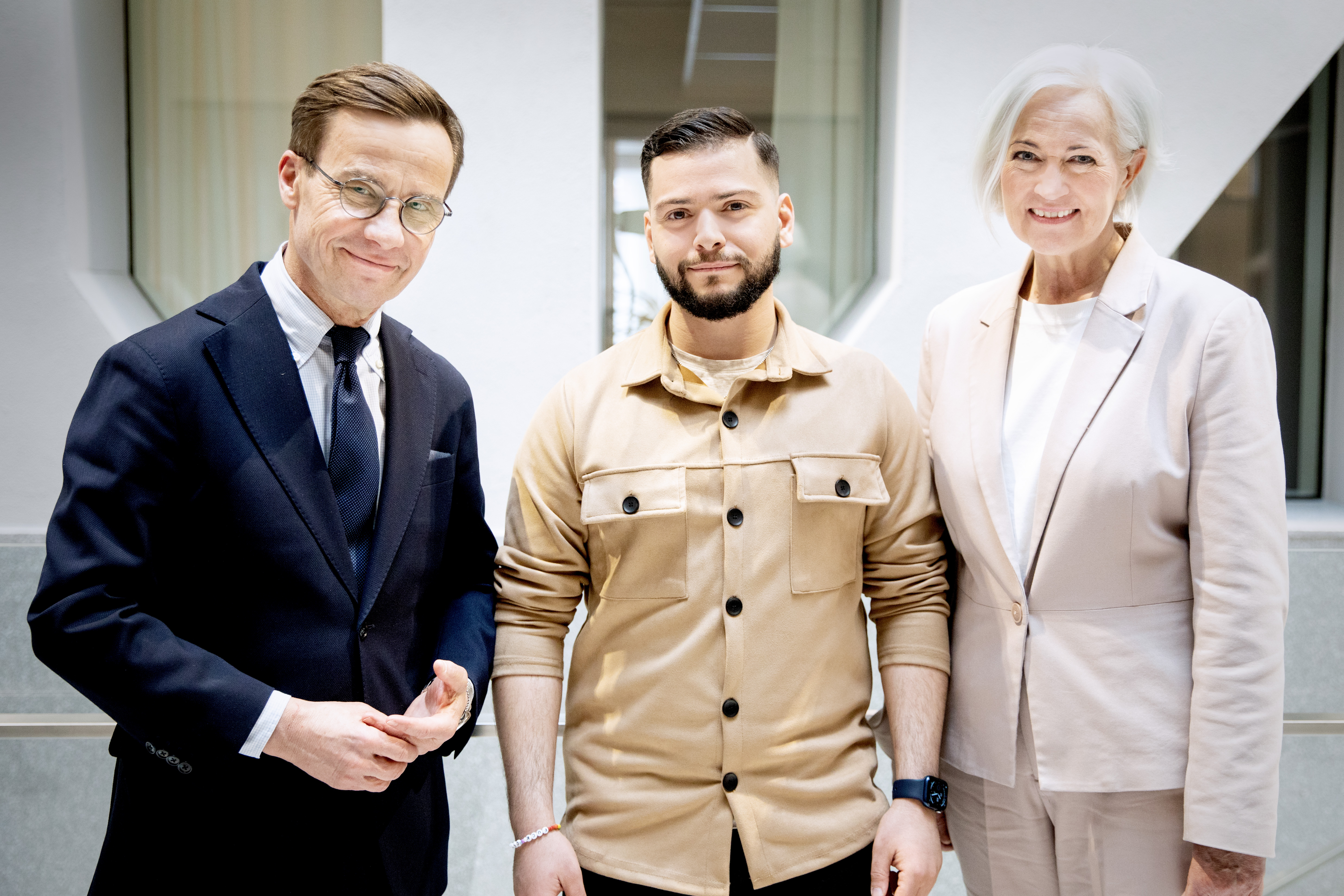 Gruppbild på statsminister Ulf Kristersson, sjukvårdsminister Acko Ankarberg Johansson och Tarek Arnaout från organisationen Ung Cancer.