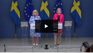 Bild från en pressträff med socialtjänstminister Camilla Waltersson Grönvall och biträdande arbetsmarknadsminister och jämställdhetsminister Paulina Brandberg.