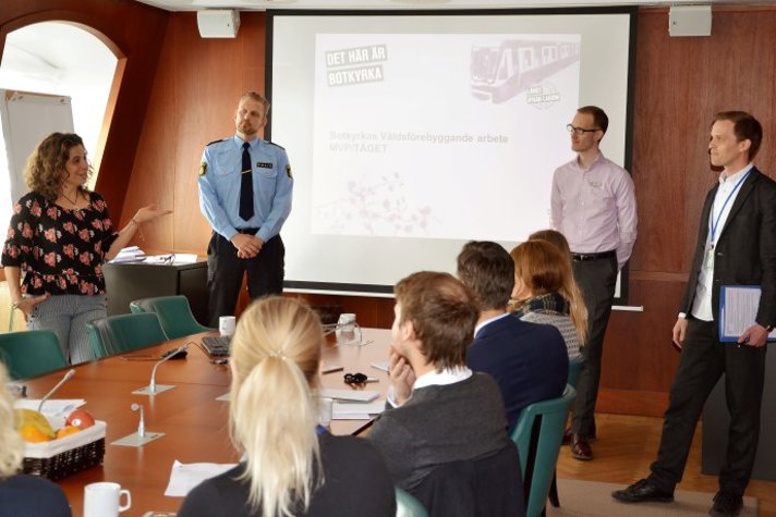 Pernilla Vera-Jr sektionschef för socialtjänstens resursenhet, Erik Åkerlund, polismyndigheten och Jan Jönsson, rektor från Botkyrka berättar om sitt våldsförebyggande arbete. Niclas Järvklo, ansvarig handläggare från Jämställdhetsenheten på Socialdepartementet.