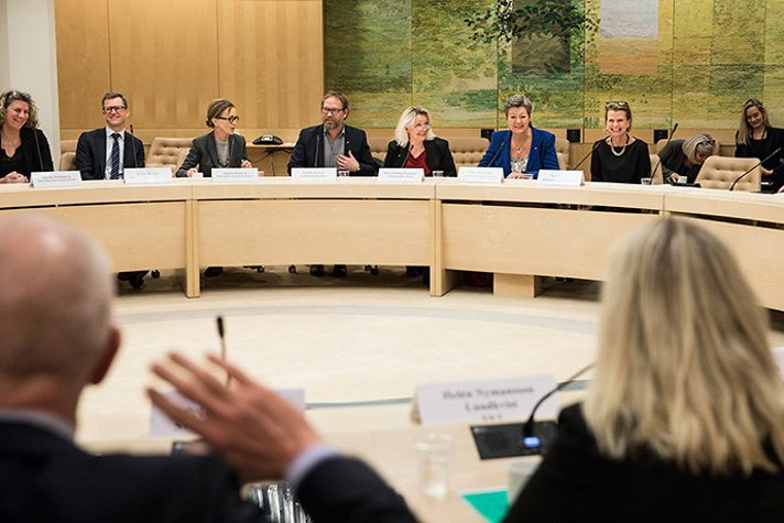 Statsråden Ylva Johansson och Åsa Regnér i möte med arbetsmarknadens parter om sexuella trakasserier. 