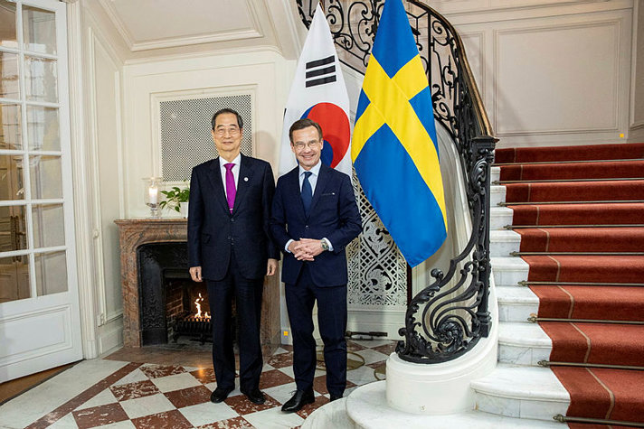 Statsminister Ulf Kristersson och Sydkoreas premiärminister Han Duck-Soo i Sagerska palatset.