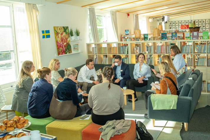 Statsministern och skolminister Lotta Edholm träffar elever på Edboskolan i Huddinge. 