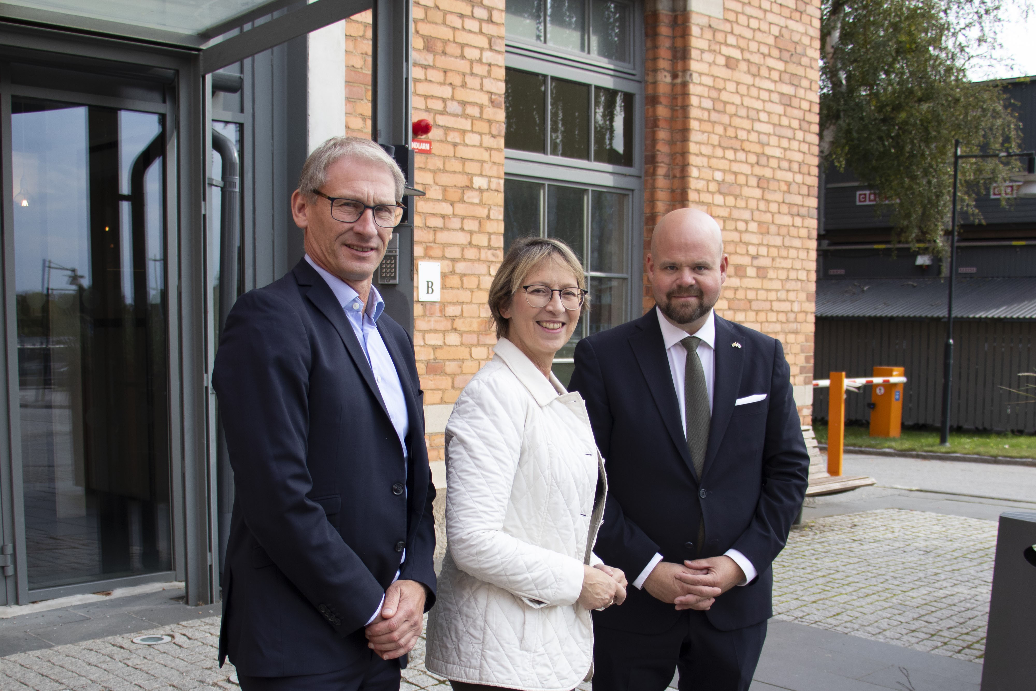 Stockholm Exergis vd Anders Egelrud, Finlands jord- och skogsbruksminister Sari Essayah och Sveriges landsbygdsminister Peter Kullgren under ett besök vid Värtaverket