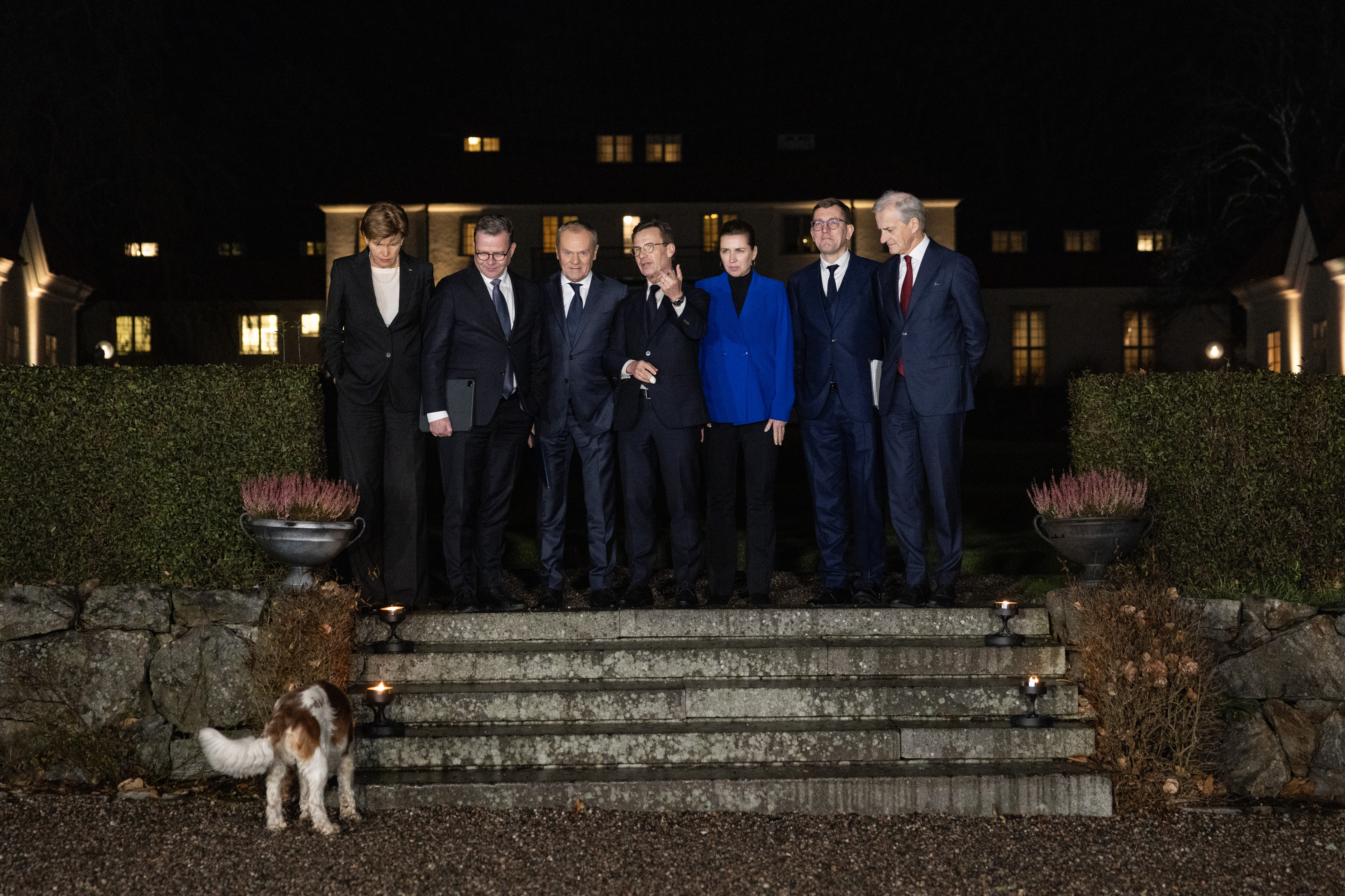 Lettlands utrikesminister Baiba Braže, Finlands statsminister Petteri Orpo, Polens premiärminister Donald Tusk, statsminister Ulf Kristersson, Danmarks statsminister Mette Frederiksen, Estlands premiärminister Kristen Michal, Norges statsminister Jonas Gahr Støre och statsministerns hund Winston på Harpsund.