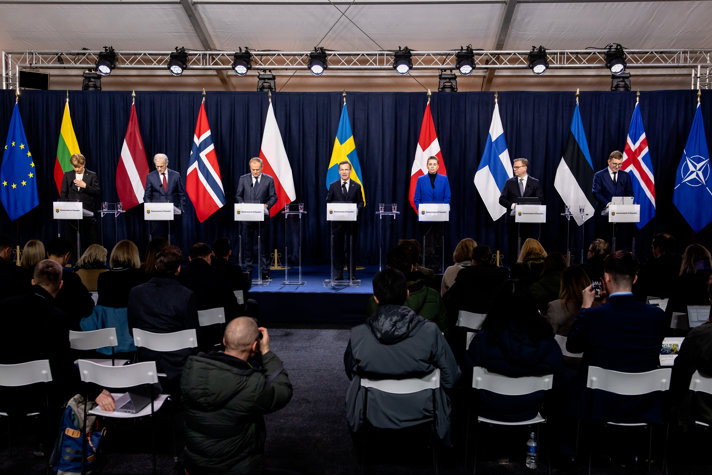 Lettlands utrikesminister Baiba Braže, Norges statsminister Jonas Gahr Støre, Polens premiärminister Donald Tusk, statsminister Ulf Kristersson, Danmarks statsminister Mette Frederiksen, Finlands statsminister Petteri Orpo och Estlands premiärminister Kristen Michal vid en pressträff på Harpsund.
