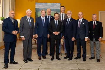 Gruppbild tagen inomhus på Ulf Kristersson och åtta amerikanska kongressledamöter.