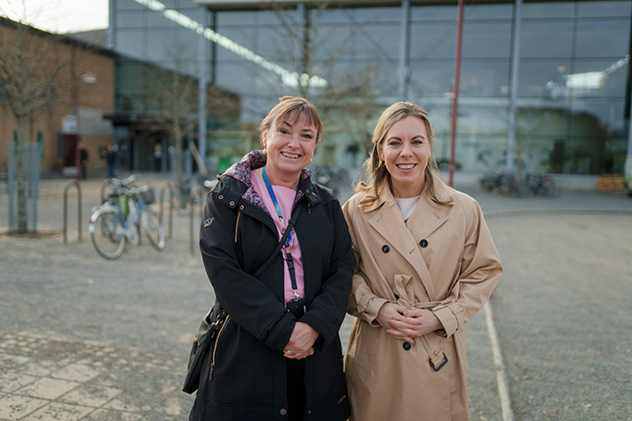 Tora Holmberg och Jessica Rosencrantz står bredvid varandra utanför Umeå universitet.