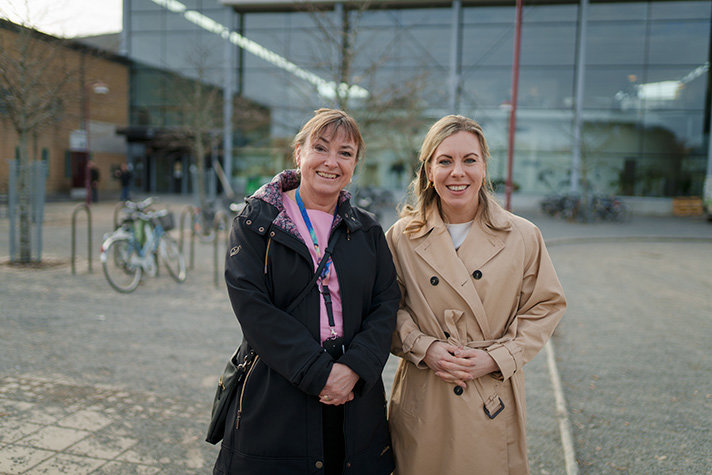 Tora Holmberg och Jessica Rosencrantz står bredvid varandra utanför Umeå universitet.