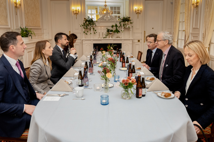 Statsminister Ulf Kristersson, EU-minister Jessica Rosencrantz och Montenegros president Jakov Milatović i lunchöverläggningar i Sagerska huset. 