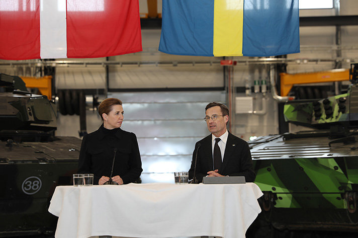 Statsminister Ulf Kristersson och Danmarks statsminister Mette Frederiksen på en gemensam pressträff på Hägglunds i Örnsköldsvik