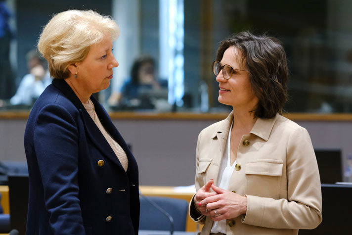 EU-minister Jessika Roswall står och pratar med en statssekreterare från Kroatien