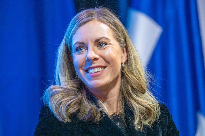 EU-ministern Jessica Rosencrantz står framför en blå bakgrund.