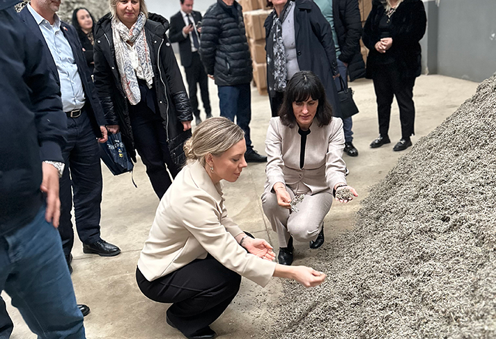 EU-minister Jessica Rosencrantz besöker det svenskfinansierade utvecklingsprojektet Local Economic Development. 