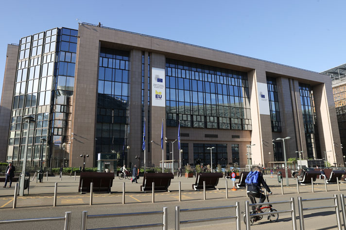 Exteriör bild från utsidan av rådets byggnad i glas och betong